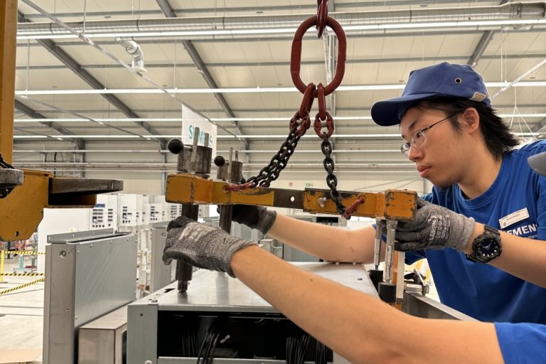 Bernard Widjaja_MT_Siemens AG_Detaching the Low Voltage Compartment