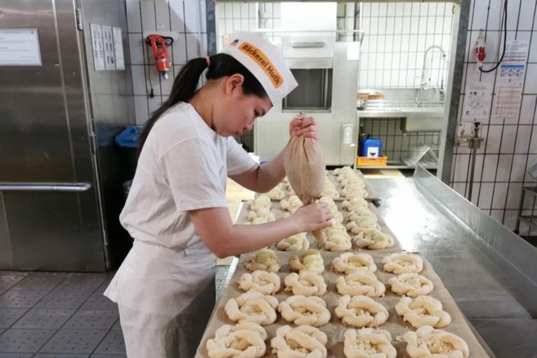 Shila Paramita_FT_Baeckerei hueth_Decorating Bretzels