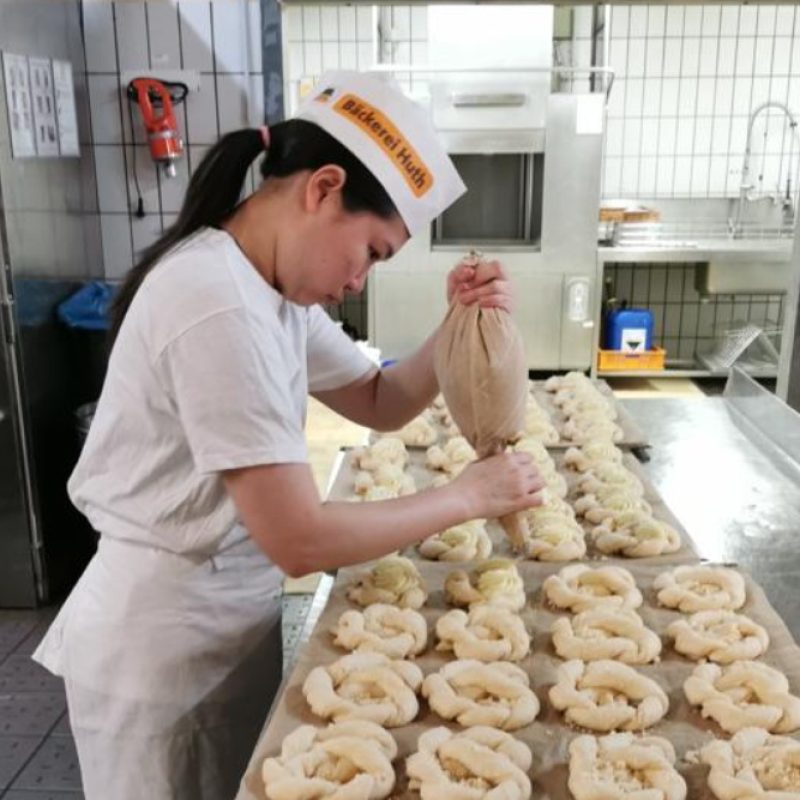 Shila Paramita_FT_Baeckerei hueth_Decorating Bretzels